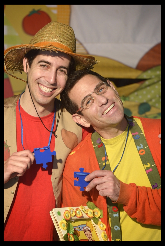 תמונת מופע: חברים על הגשר
